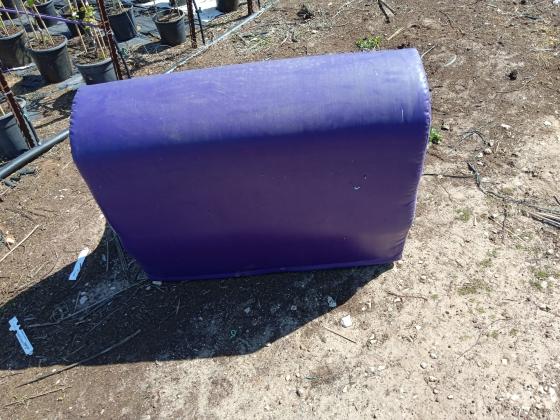 ספה סגולה גדולה ורכה, מתאימה