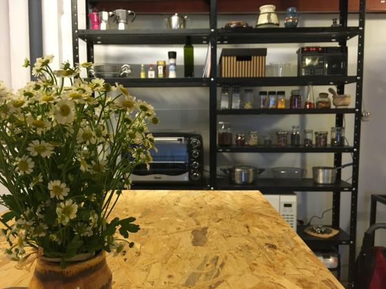 ספריית ברזל שחורה גדולה בעלת