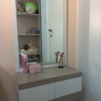 שידת איפור לתליה עם מראה