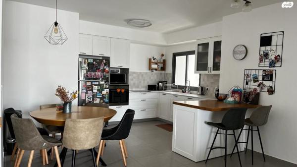 שדרות יצחק שמיר 18 (גלי כרמל, ז'בוטינסקי)