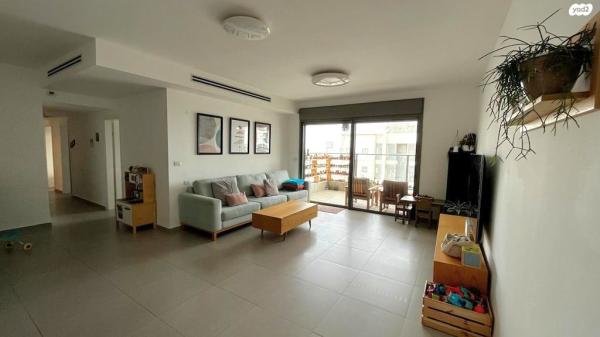 שדרות יצחק שמיר 18 (גלי כרמל, ז'בוטינסקי)