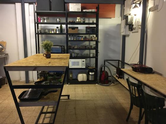 ספריית ברזל שחורה גדולה בעלת