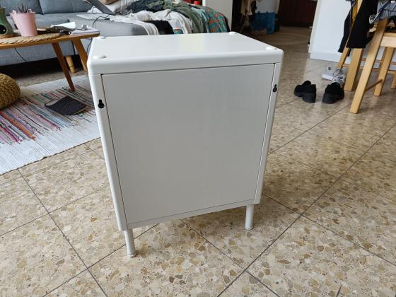 ארונית מתכת לבנה קטנה, משמשת