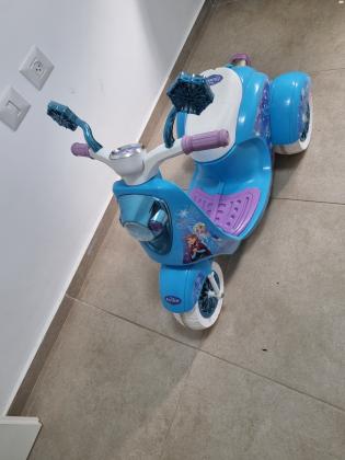 אופנוע וספה של אלזה ואנה