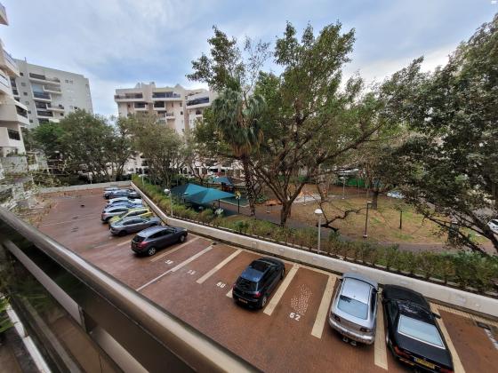 אורי צבי גרינברג 9 (אזורי חן)