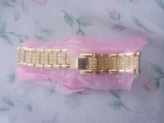 שעון משובץ אבנים צבע זהב וכסף לאשה