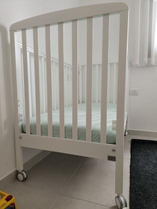 מוכרת מיטת תינוק של חברת