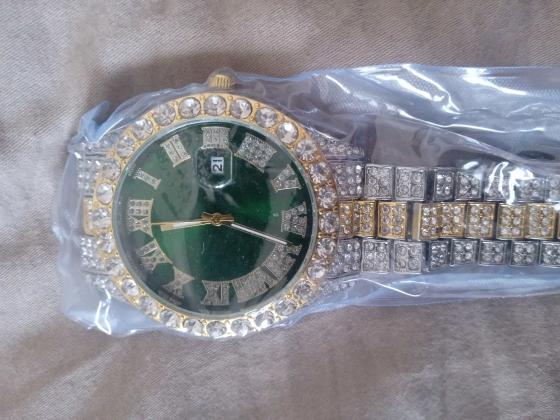 שעון עם אבני חן צריך