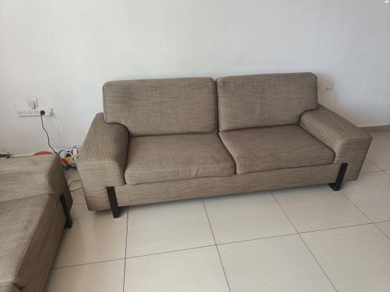 סלון 2+3 של שמרת הזורע, בצבע זית אפור