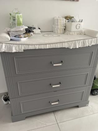 שידה של בייביז בנמל בצבע