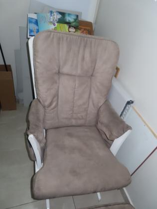 כורסת הנקה בצבע אפור, בסיס עץ בצבע לבן