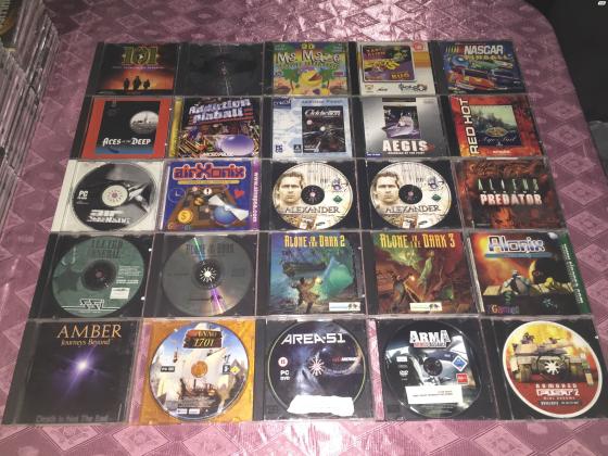 אני מוכר אוסף משחקי מחשב ישנים