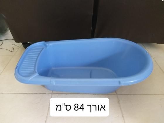 שתי אמבטיות גדולות לתינוק, אחת