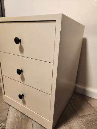 שידת לילה בגוון לבן שמנתי (צביעה בתנור)