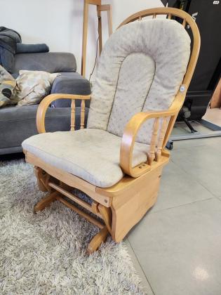 כורסת הנקה נוחה במיוחד עם