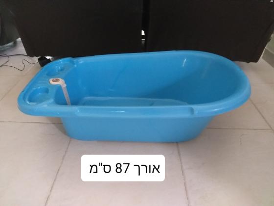 שתי אמבטיות גדולות לתינוק, אחת
