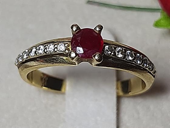 טבעת זהב 14 קראט עם יהלומים ורובי