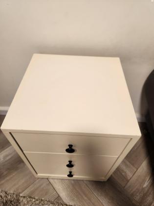 שידת לילה בגוון לבן שמנתי (צביעה בתנור)