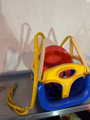 נדנדה צבעונית נתלת בקלות, עם