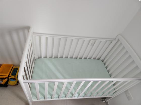 מוכרת מיטת תינוק של חברת