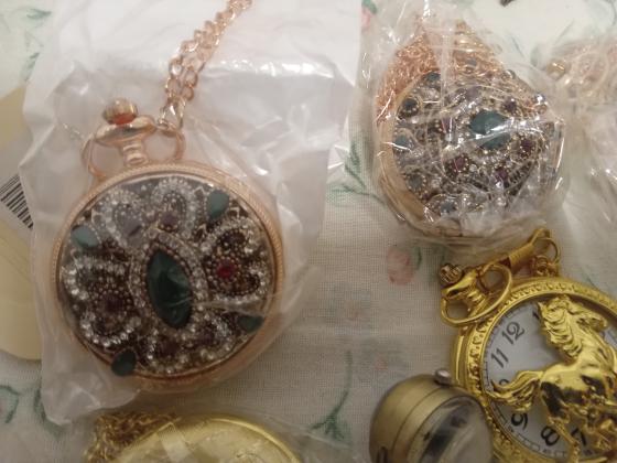 שעון יפים עם אבני חן