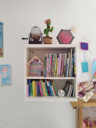 מדף קוביה לבן של איקאה במצב מעולה