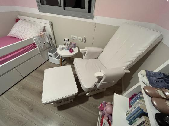 כורסת הנקה עם הדום תואם מעץ ועור לבן