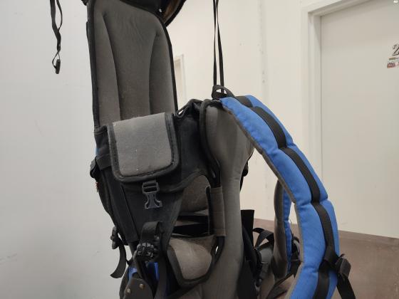 מנשא תינוק לגב כולל צלון מנשא גב לתינוק