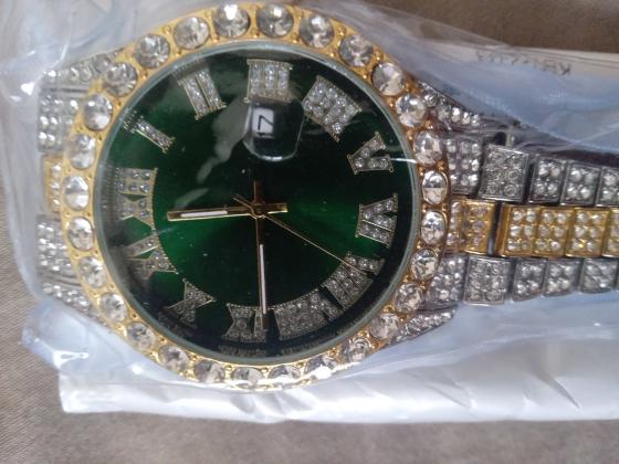 שעון עם אבני חן צריך