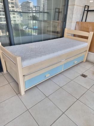 מיטה מעץ לא של חברת עצמלא בצבע קרם ותכלת