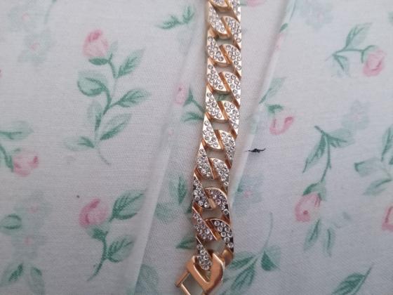 שעון עם אבנים צבע זהב וכסף לאחד