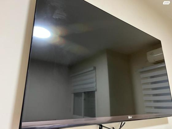 טלויזיה 55 , במצב חדש , תלויה על זרוע