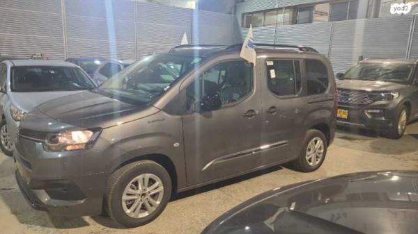 טויוטה פרואייס City Ver Execu אוט' חשמל 5 מק' 4 דל' 1.5 (136 כ"ס) חשמלי 2023 למכירה בתל אביב יפו