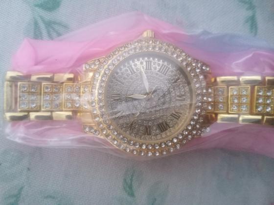 שעון משובץ אבנים צבע זהב וכסף לאשה