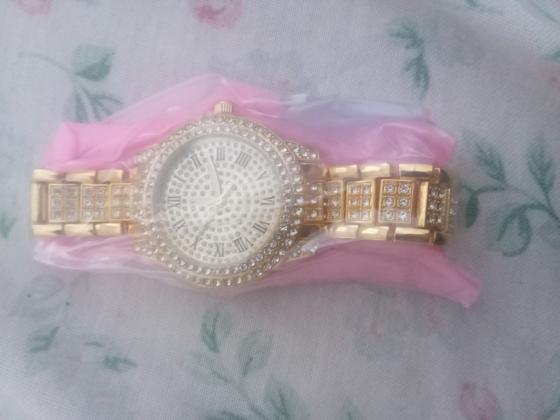 שעון משובץ אבנים צבע זהב וכסף לאשה