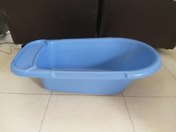 שתי אמבטיות גדולות לתינוק, אחת