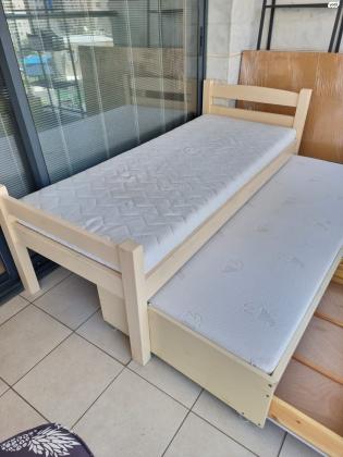 מיטה מעץ לא של חברת עצמלא בצבע קרם ותכלת