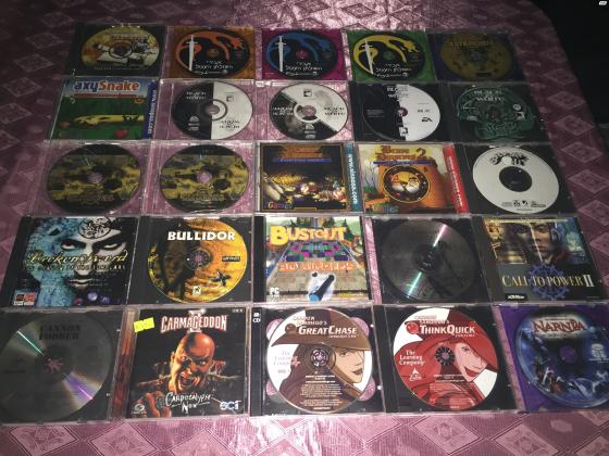 אני מוכר אוסף משחקי מחשב ישנים