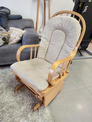 כורסת הנקה נוחה במיוחד עם