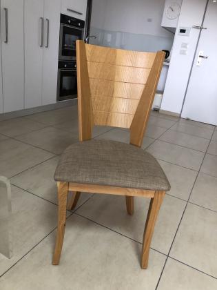 למכירה 6 כיסאות לפינת אוכל של זגה