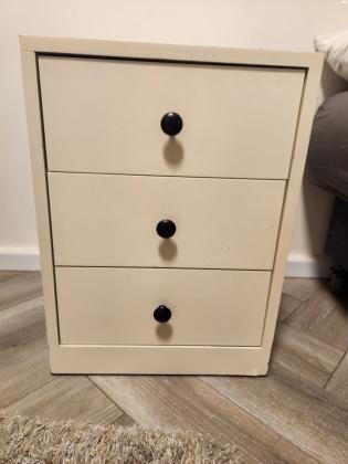 שידת לילה בגוון לבן שמנתי (צביעה בתנור)