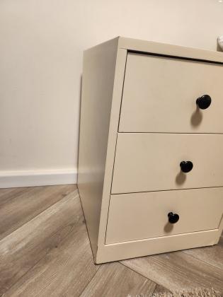 שידת לילה בגוון לבן שמנתי (צביעה בתנור)