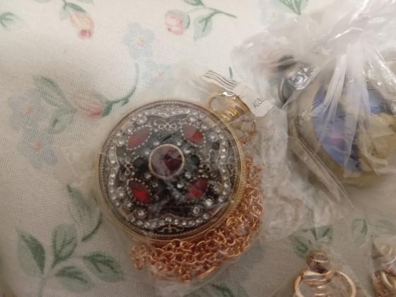 שעון יפים עם אבני חן