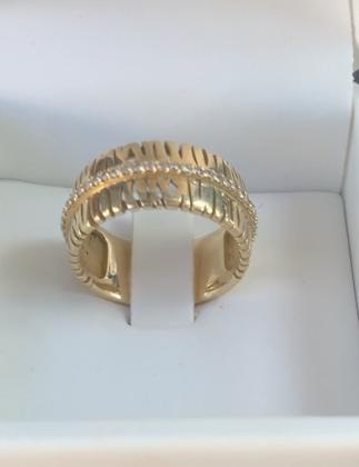 טבעת זהב חדשה בקופסאלא נענדה