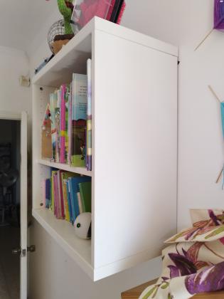 מדף קוביה לבן של איקאה במצב מעולה