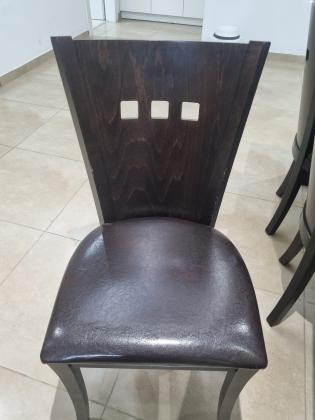 שולחן עץ של חברת זגה