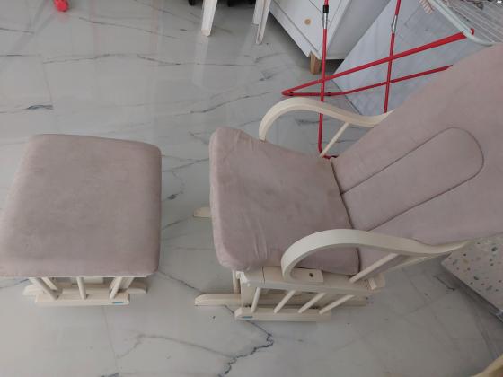 כורסת הנקה מתנדנדת עם הדום