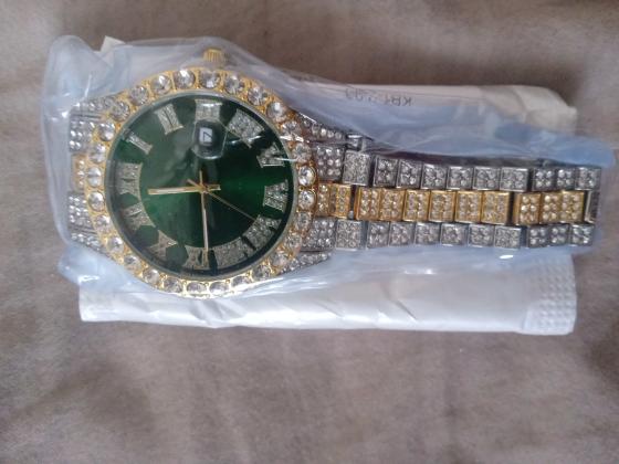 שעון עם אבני חן צריך