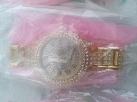 שעון משובץ אבנים צבע זהב וכסף לאשה