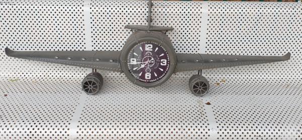 שעון בצורת מטוס נתלה על